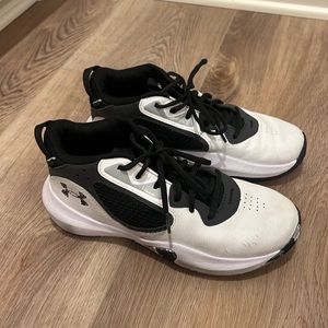 Under Armour Women’s basketball shoes size 6.5 US